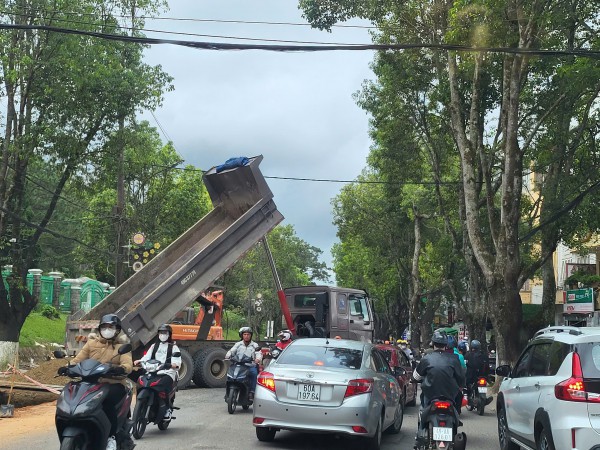 Festival hoa Đà Lạt cận kề nhưng nhiều tuyến đường đang thi công nham nhở