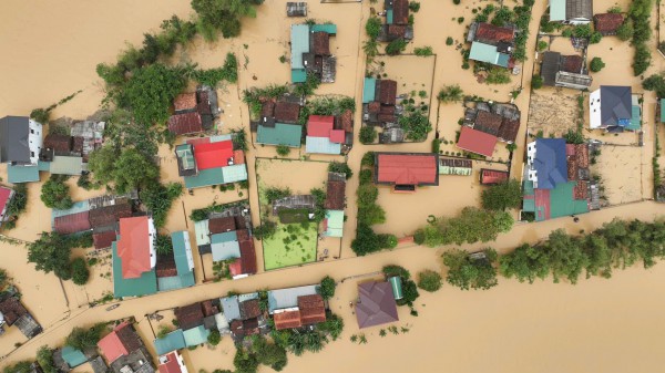 [Flycam]: Xóm làng 'rốn lũ' Lệ Thủy (Quảng Bình) chìm trong nước bạc