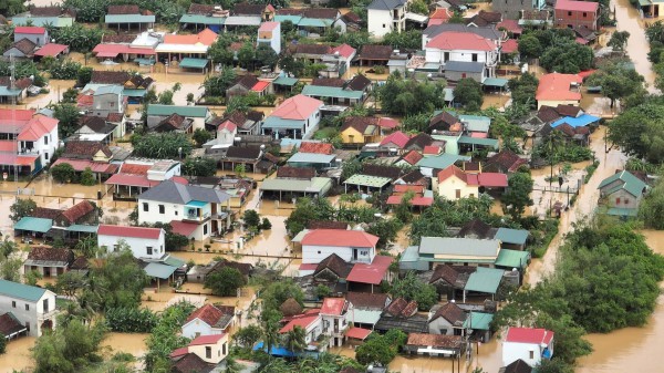 [Flycam]: Xóm làng 'rốn lũ' Lệ Thủy (Quảng Bình) chìm trong nước bạc