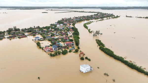 [Flycam]: Xóm làng 'rốn lũ' Lệ Thủy (Quảng Bình) chìm trong nước bạc