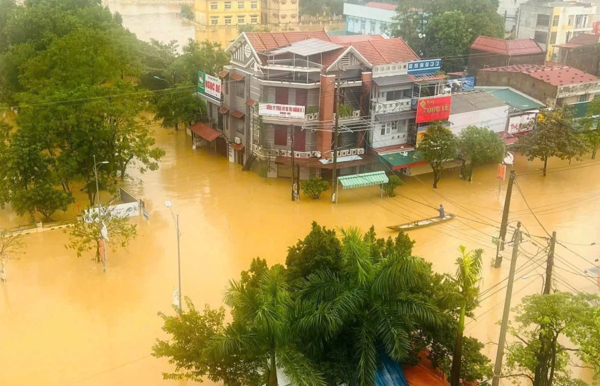 [Flycam]: Xóm làng 'rốn lũ' Lệ Thủy (Quảng Bình) chìm trong nước bạc