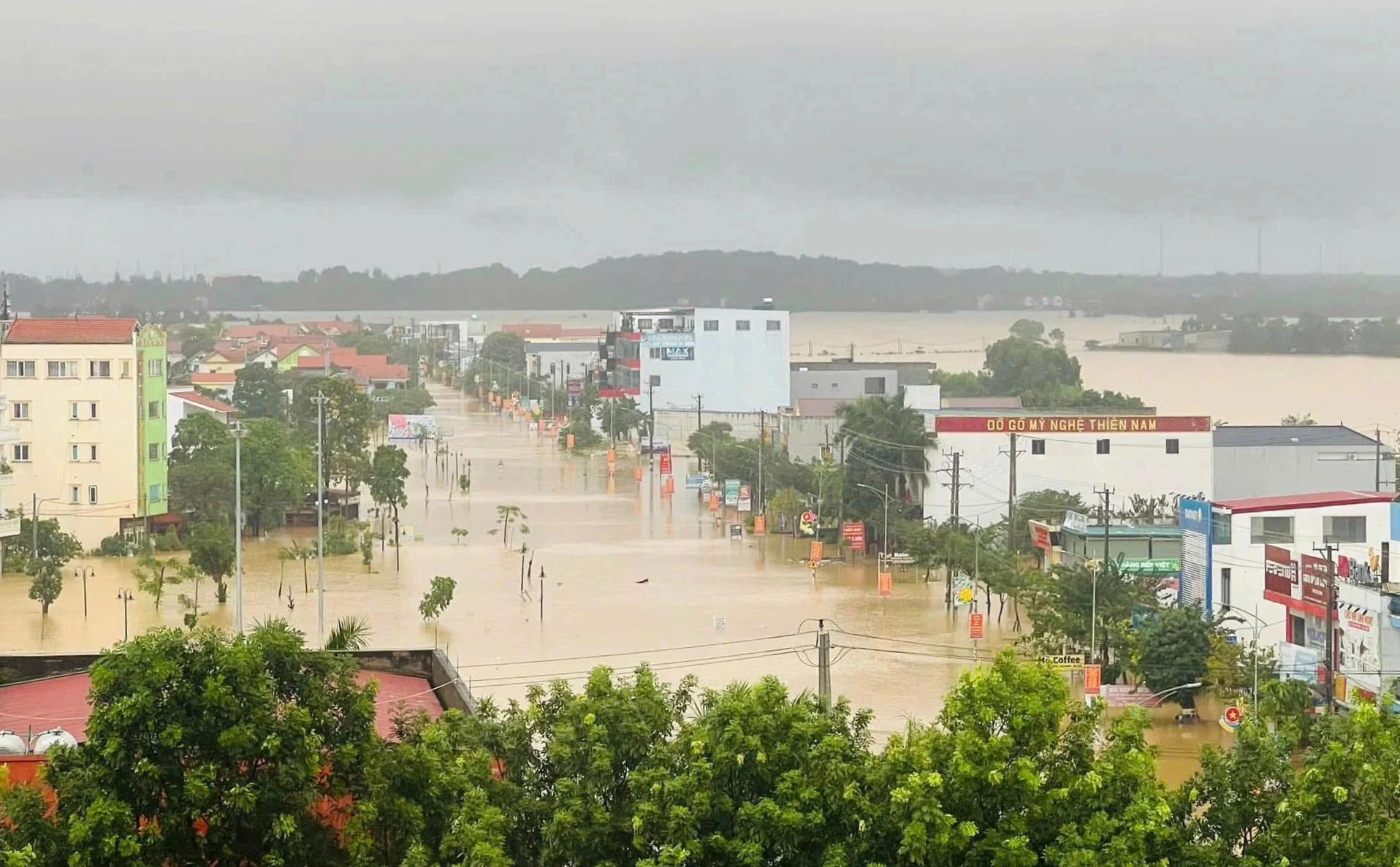 [Flycam]: Xóm làng 'rốn lũ' Lệ Thủy (Quảng Bình) chìm trong nước bạc