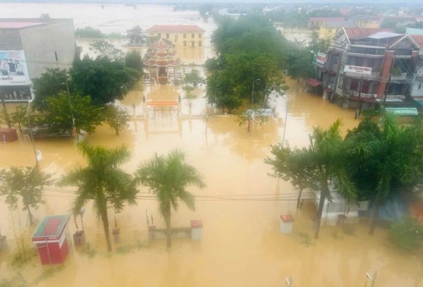 [Flycam]: Xóm làng 'rốn lũ' Lệ Thủy (Quảng Bình) chìm trong nước bạc