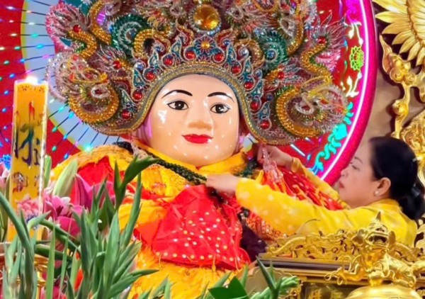 Gần 1,8 triệu lượt du khách đến vía Bà Chúa Xứ núi Sam