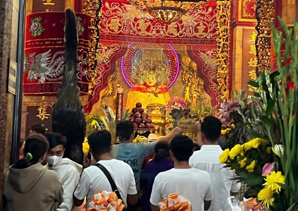 Gần 1,8 triệu lượt du khách đến vía Bà Chúa Xứ núi Sam