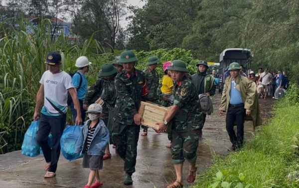 Gần 200 quân, dân đặc khu Cồn Cỏ đã vào hầm trú ẩn tránh bão số 10 Gần 200 quân, dân đặc khu Cồn Cỏ đã vào hầm trú ẩn tránh bão số 10
