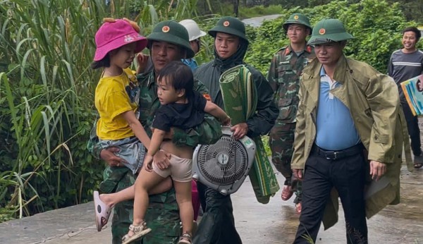 Gần 200 quân, dân đặc khu Cồn Cỏ đã vào hầm trú ẩn tránh bão số 10 Gần 200 quân, dân đặc khu Cồn Cỏ đã vào hầm trú ẩn tránh bão số 10