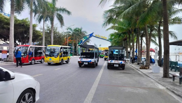 Gần 500 xe điện 4 bánh chở du khách ở Sầm Sơn sắp phải dừng hoạt động Gần 500 xe điện 4 bánh chở du khách ở Sầm Sơn sắp phải dừng hoạt động