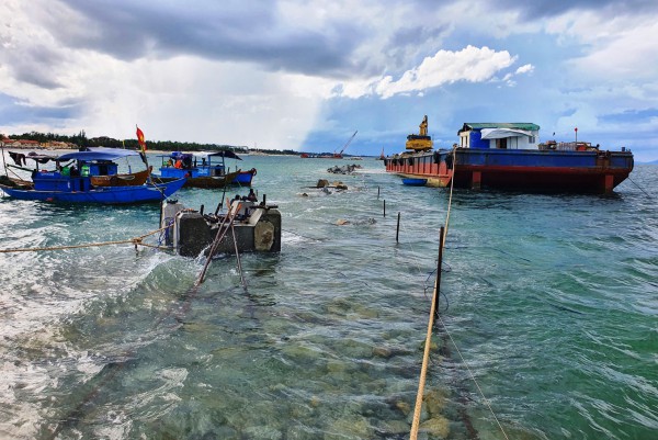 'Gánh' 10 kg chì, thợ lặn ngâm mình hàng giờ để 'hồi sinh' bãi biển Hội An 'Gánh' 10 kg chì, thợ lặn ngâm mình hàng giờ để 'hồi sinh' bãi biển Hội An