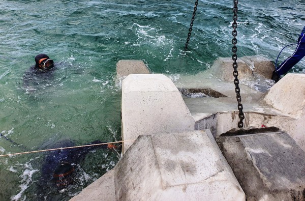 'Gánh' 10 kg chì, thợ lặn ngâm mình hàng giờ để 'hồi sinh' bãi biển Hội An 'Gánh' 10 kg chì, thợ lặn ngâm mình hàng giờ để 'hồi sinh' bãi biển Hội An