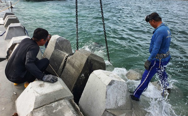 'Gánh' 10 kg chì, thợ lặn ngâm mình hàng giờ để 'hồi sinh' bãi biển Hội An 'Gánh' 10 kg chì, thợ lặn ngâm mình hàng giờ để 'hồi sinh' bãi biển Hội An