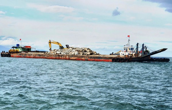 'Gánh' 10 kg chì, thợ lặn ngâm mình hàng giờ để 'hồi sinh' bãi biển Hội An 'Gánh' 10 kg chì, thợ lặn ngâm mình hàng giờ để 'hồi sinh' bãi biển Hội An