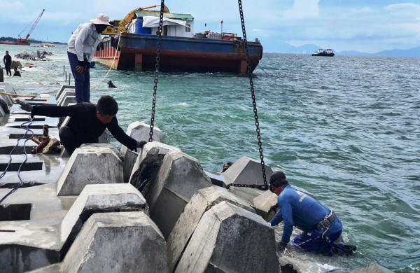 'Gánh' 10 kg chì, thợ lặn ngâm mình hàng giờ để 'hồi sinh' bãi biển Hội An 'Gánh' 10 kg chì, thợ lặn ngâm mình hàng giờ để 'hồi sinh' bãi biển Hội An
