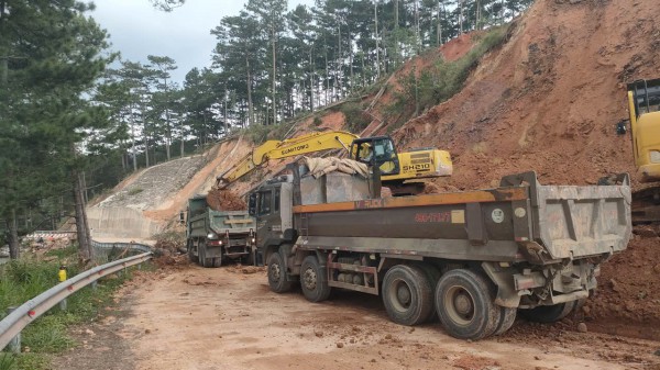 Gấp rút phục hồi các tuyến đường sau mưa bão