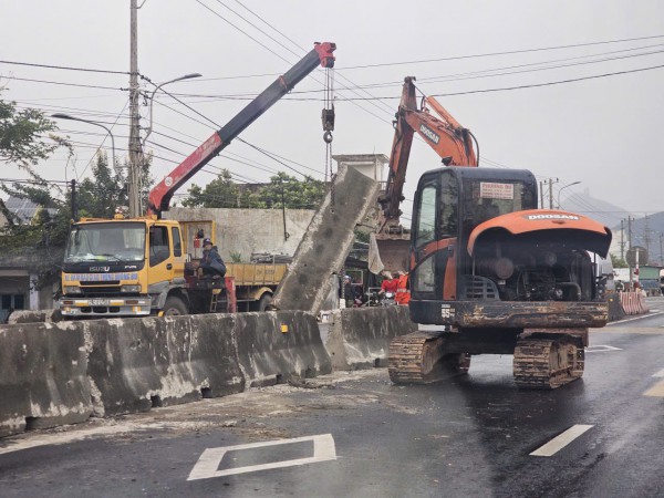 Gấp rút phục hồi các tuyến đường sau mưa bão