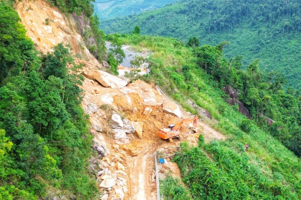 Gấp rút phục hồi các tuyến đường sau mưa bão