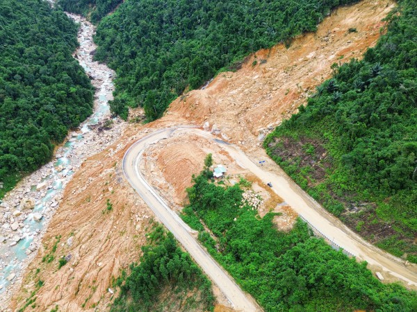 Gấp rút phục hồi các tuyến đường sau mưa bão