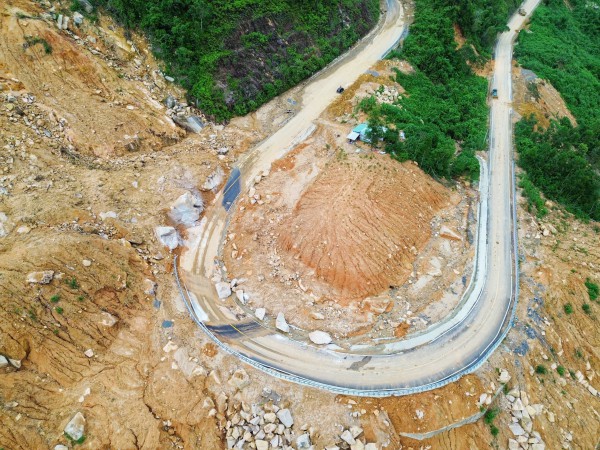 Gấp rút phục hồi các tuyến đường sau mưa bão