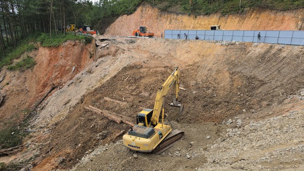 Gấp rút phục hồi các tuyến đường sau mưa bão