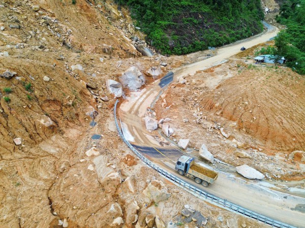 Gấp rút phục hồi các tuyến đường sau mưa bão