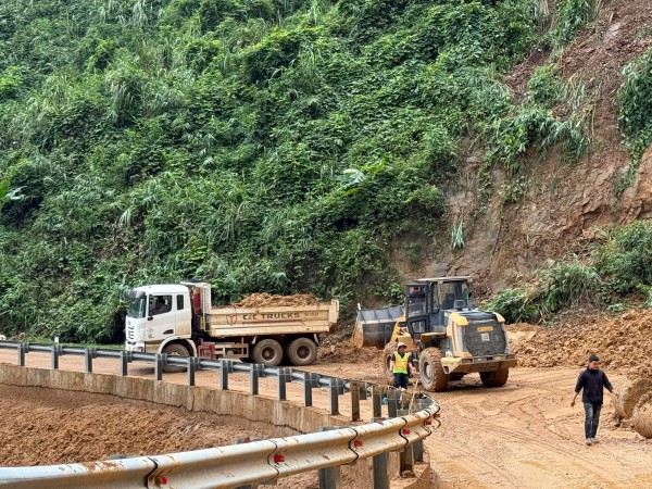 Gấp rút phục hồi các tuyến đường sau mưa bão