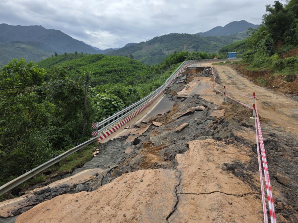 Gấp rút phục hồi các tuyến đường sau mưa bão