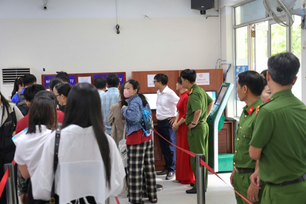 Ghi nhận ngày đầu tại dịch vụ ‘một cửa’ P.Nha Trang Ghi nhận ngày đầu tại dịch vụ ‘một cửa’ P.Nha Trang