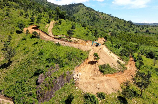 Gia Lai: Ai đứng sau vụ xẻ đường trái phép tại chân núi Chư Nâm? Gia Lai: Ai đứng sau vụ xẻ đường trái phép tại chân núi Chư Nâm?