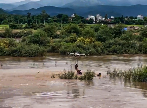 Gia Lai: Dùng máy bay không người lái giải cứu trẻ em giữa dòng lũ