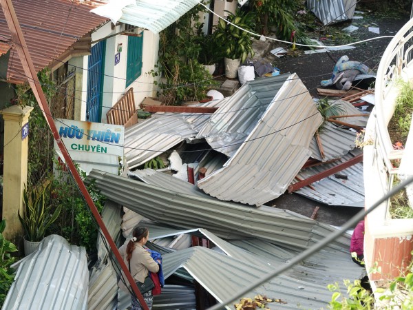 Gia Lai: Nhiều nhà tốc mái, 2 người tử vong do bão số 13 Kalmaegi
