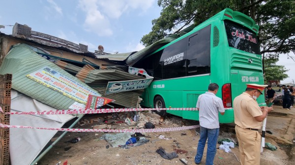 Gia Lai: Xe khách lao vào nhà dân khiến 2 người chết, 5 người bị thương