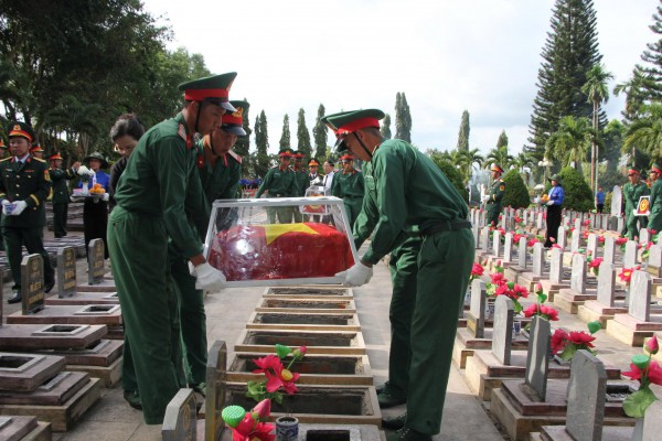 Gia Lai an táng 18 liệt sĩ Gia Lai an táng 18 liệt sĩ