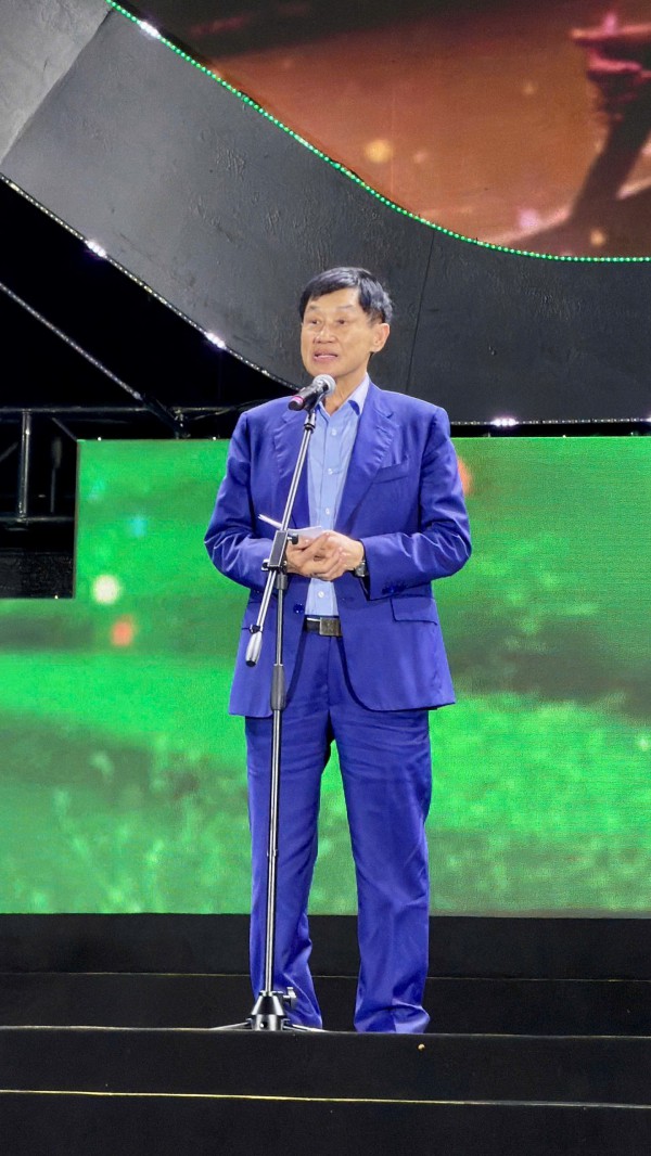 Gia đình doanh nhân Johnathan Hạnh Nguyễn ủng hộ 10 tỉ đồng cho đồng bào miền Trung Gia đình doanh nhân Johnathan Hạnh Nguyễn ủng hộ 10 tỉ đồng cho đồng bào miền Trung