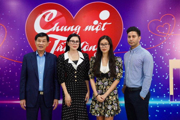 Gia đình doanh nhân Johnathan Hạnh Nguyễn ủng hộ 10 tỉ đồng cho đồng bào miền Trung Gia đình doanh nhân Johnathan Hạnh Nguyễn ủng hộ 10 tỉ đồng cho đồng bào miền Trung