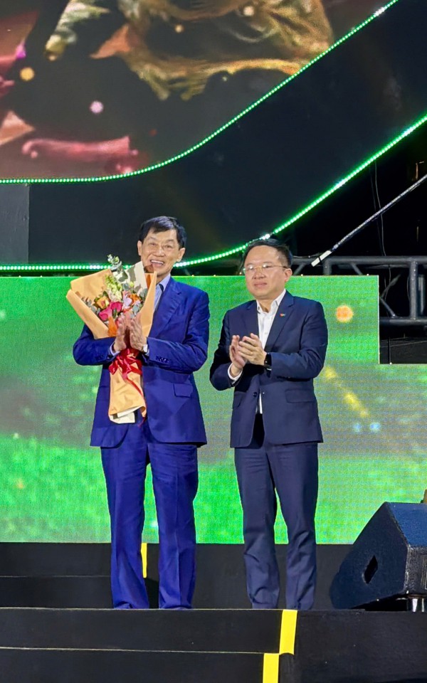 Gia đình doanh nhân Johnathan Hạnh Nguyễn ủng hộ 10 tỉ đồng cho đồng bào miền Trung Gia đình doanh nhân Johnathan Hạnh Nguyễn ủng hộ 10 tỉ đồng cho đồng bào miền Trung