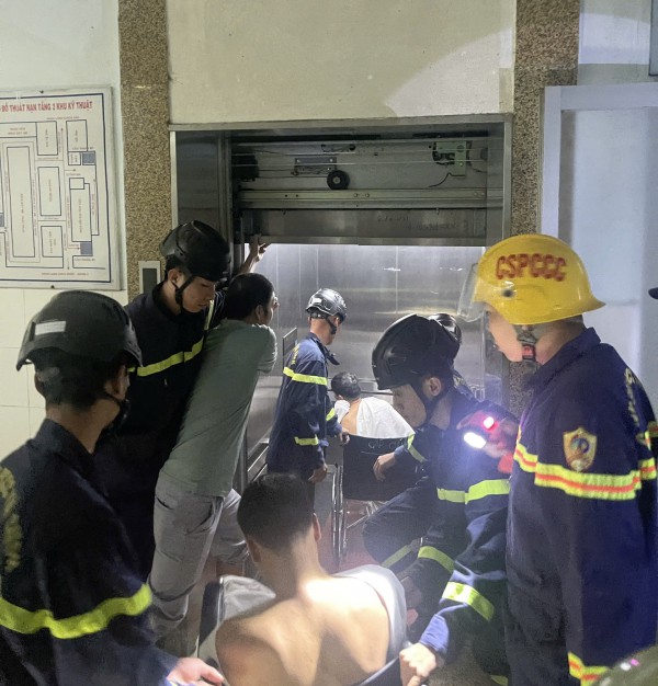 Giải cứu 3 người mắc kẹt trong thang máy bệnh viện lúc khuya