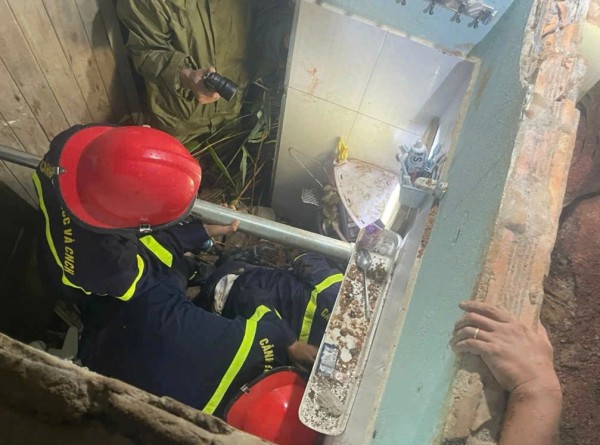 Giải cứu bé gái 8 tuổi bị mắc kẹt trong ngôi sập nhà ở Đà Lạt Giải cứu bé gái 8 tuổi bị mắc kẹt trong ngôi sập nhà ở Đà Lạt