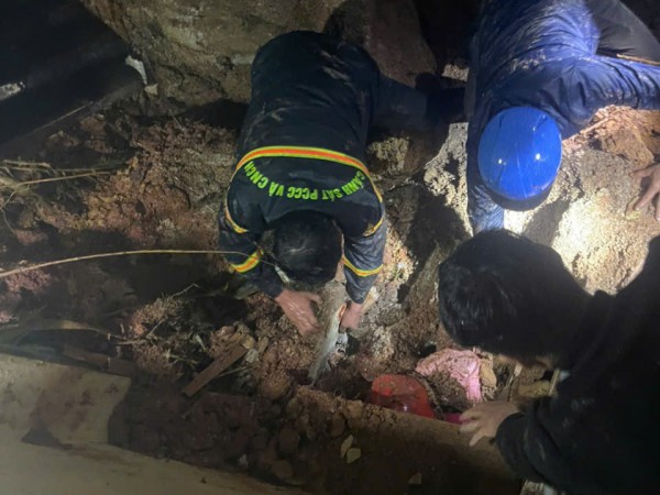 Giải cứu bé gái 8 tuổi bị mắc kẹt trong ngôi sập nhà ở Đà Lạt Giải cứu bé gái 8 tuổi bị mắc kẹt trong ngôi sập nhà ở Đà Lạt