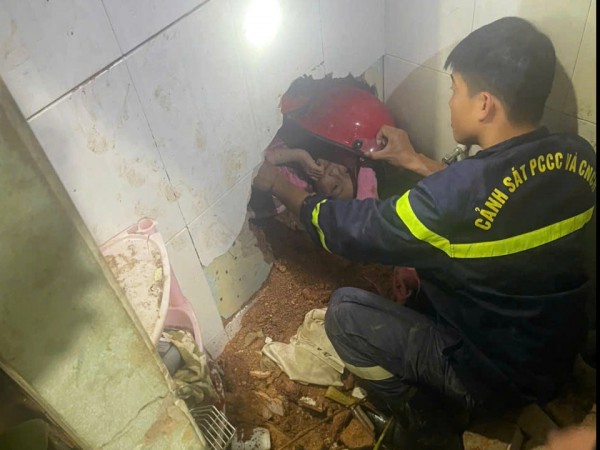 Giải cứu bé gái 8 tuổi bị mắc kẹt trong ngôi sập nhà ở Đà Lạt Giải cứu bé gái 8 tuổi bị mắc kẹt trong ngôi sập nhà ở Đà Lạt