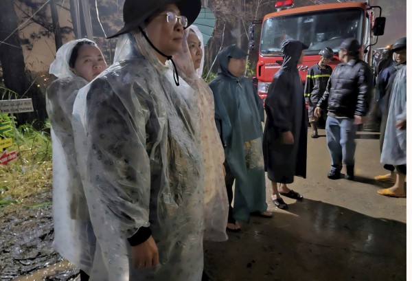 Giải cứu bé gái 8 tuổi bị mắc kẹt trong ngôi sập nhà ở Đà Lạt Giải cứu bé gái 8 tuổi bị mắc kẹt trong ngôi sập nhà ở Đà Lạt