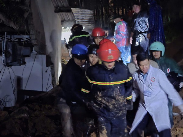 Giải cứu bé gái 8 tuổi bị mắc kẹt trong ngôi sập nhà ở Đà Lạt Giải cứu bé gái 8 tuổi bị mắc kẹt trong ngôi sập nhà ở Đà Lạt