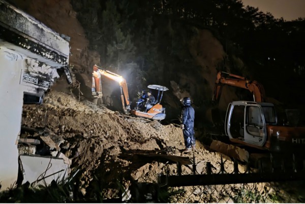 Giải cứu bé gái 8 tuổi bị mắc kẹt trong ngôi sập nhà ở Đà Lạt Giải cứu bé gái 8 tuổi bị mắc kẹt trong ngôi sập nhà ở Đà Lạt