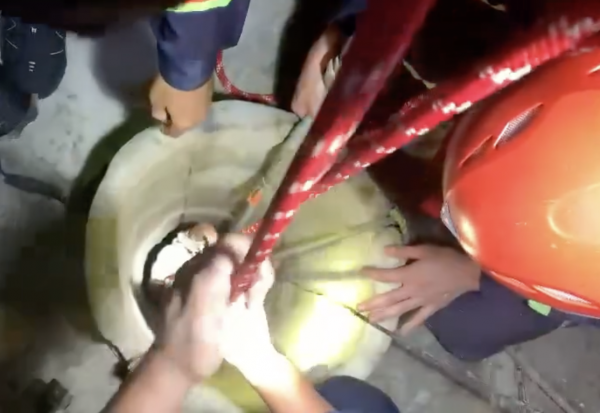 Giải cứu cô gái rơi xuống giếng sâu lúc rạng sáng ở Gia Lai