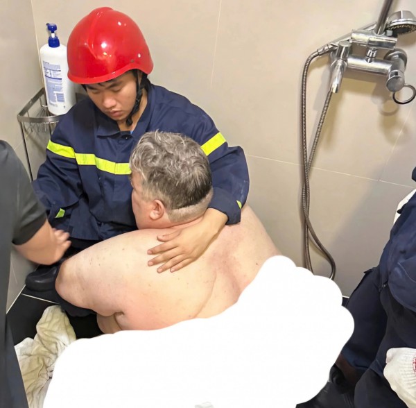 Giải cứu du khách Mỹ nặng gần 300 kg mắc kẹt trong phòng vệ sinh ở Đà Nẵng