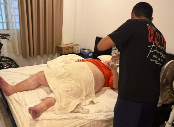 Giải cứu du khách Mỹ nặng gần 300 kg mắc kẹt trong phòng vệ sinh ở Đà Nẵng