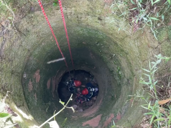 Giải cứu người đàn ông rơi xuống giếng hoang sau một đêm mất tích