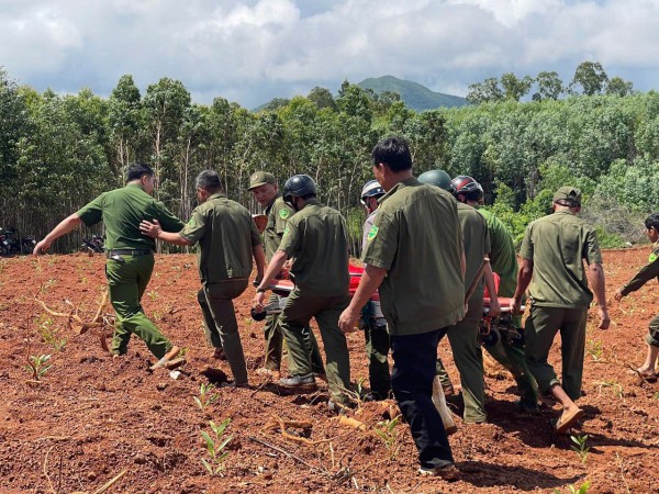 Giải cứu người đàn ông rơi xuống giếng hoang sau một đêm mất tích