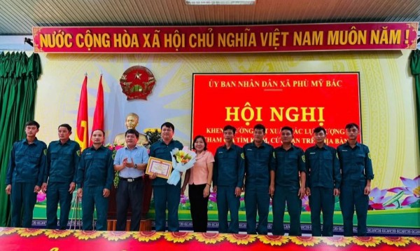 Giải cứu người đàn ông rơi xuống giếng hoang sau một đêm mất tích