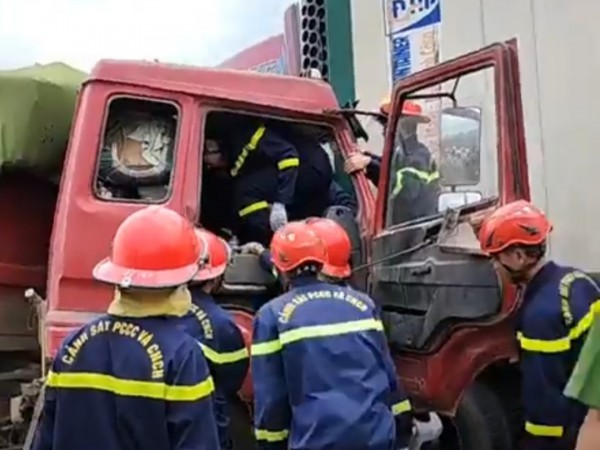 Giải cứu tài xế bị mắc kẹt trong cabin xe ben do tai nạn giao thông