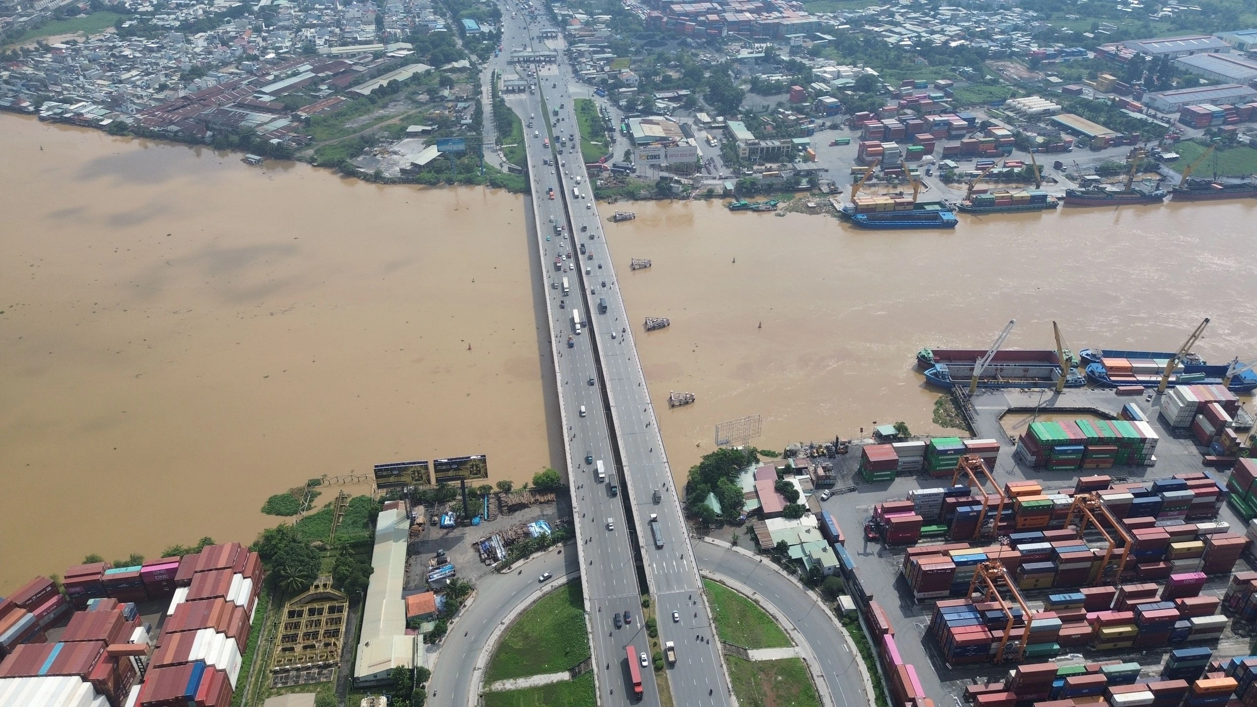 Giải cứu tàu hàng mắc kẹt dưới cầu Đồng Nai